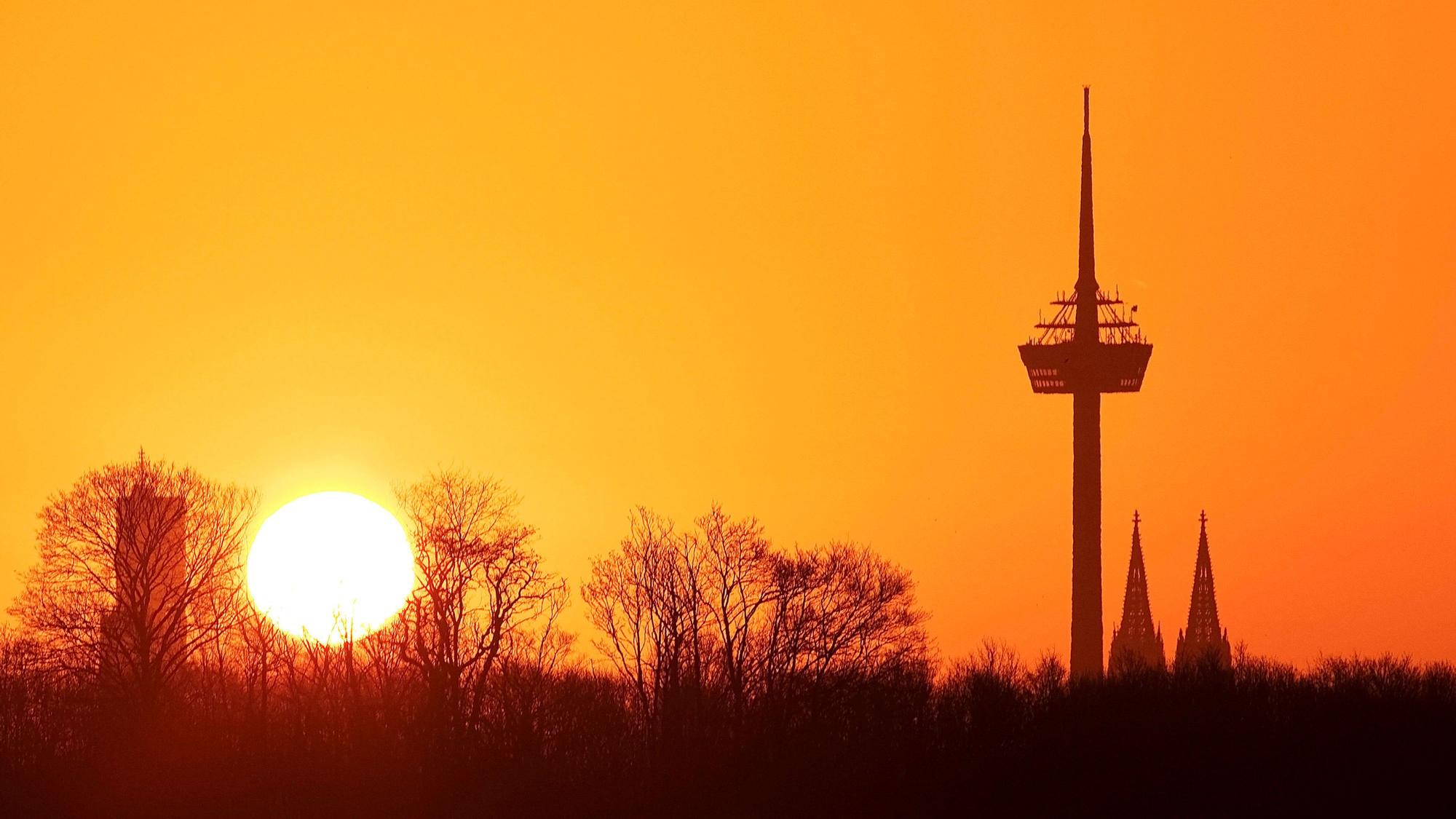 Sonnenaufgang über Köln mit dem Fernsehturm.