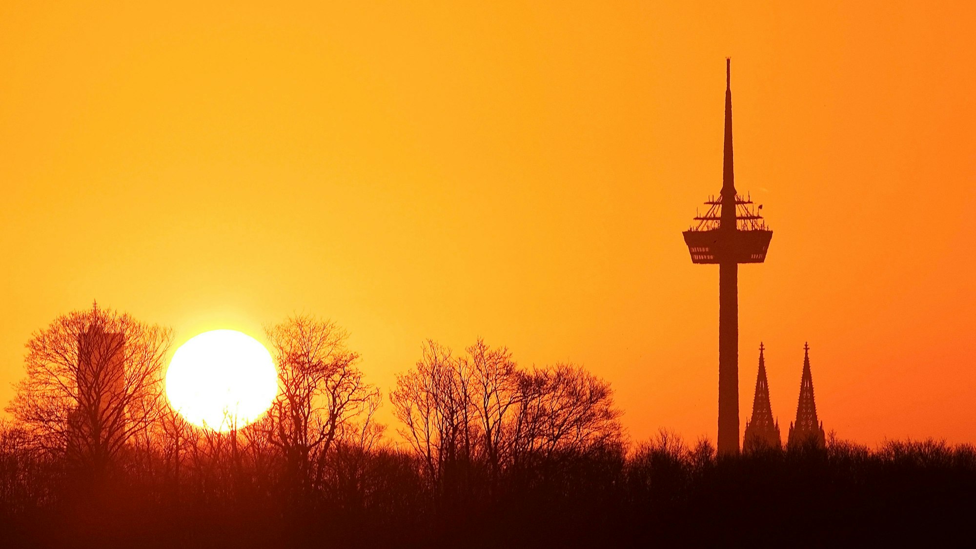 Sonnenaufgang über Köln mit dem Fernsehturm.