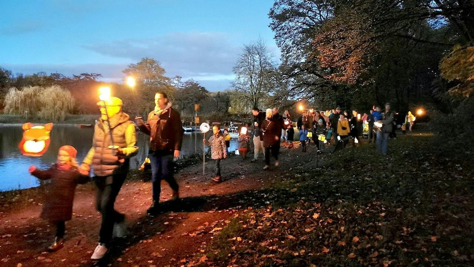 Die Familien der evangelischen Kita in Köln-Zollstock haben selbst einen Martinszug am Kalscheurer Weiher organisiert.
