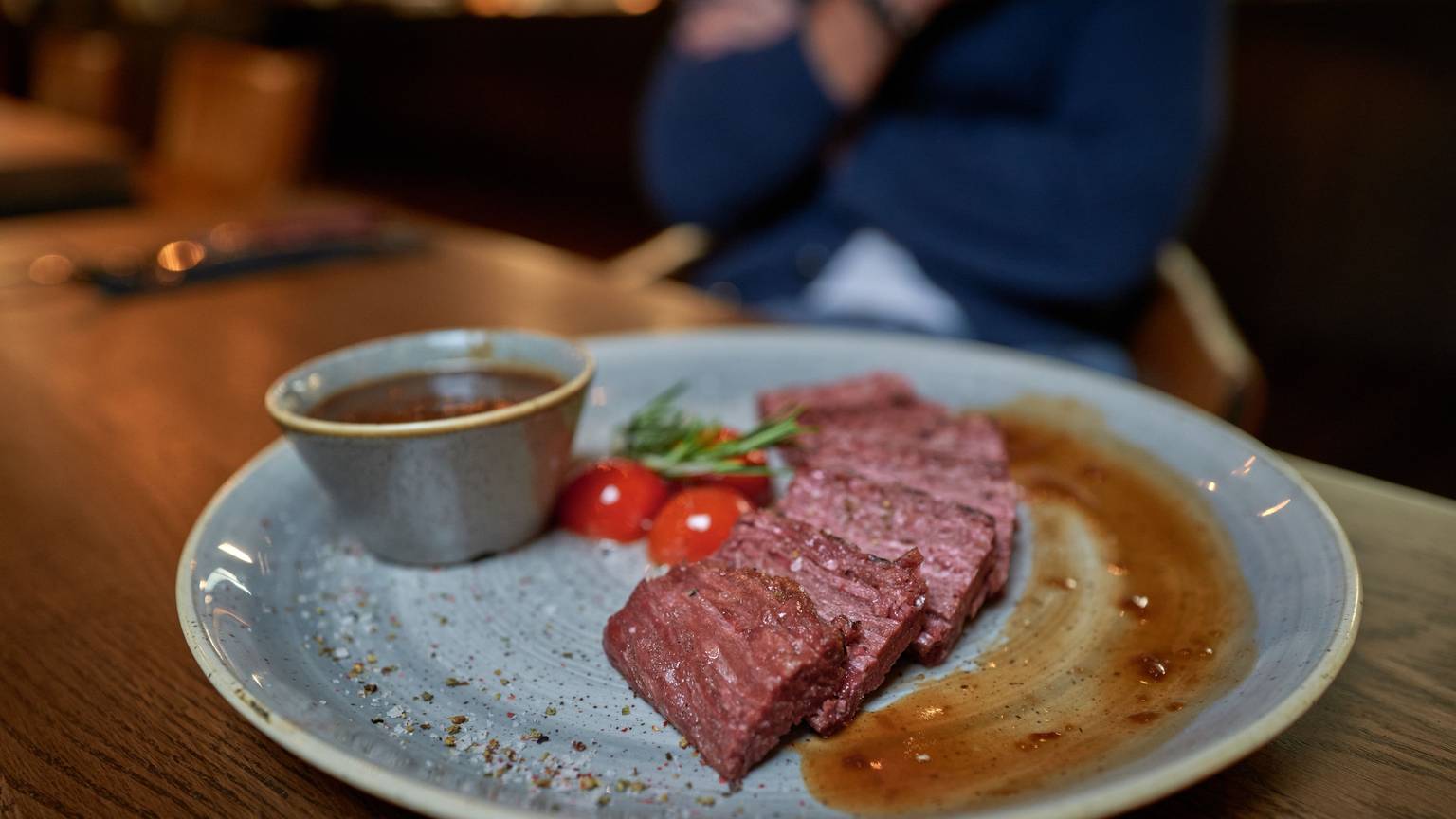Teller mit dem "Redefine Flank Steak" im Restaurant The Ash im Köln.
