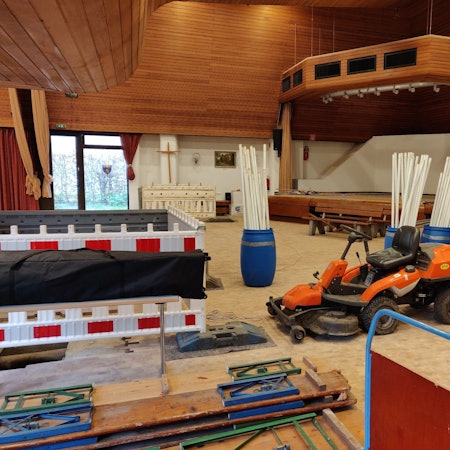 In dem 2021 überschwemmten evangelischen Gemeindesaal an der Marktstraße lagern Baumaterial und Werkzeuge vor der Bühne.