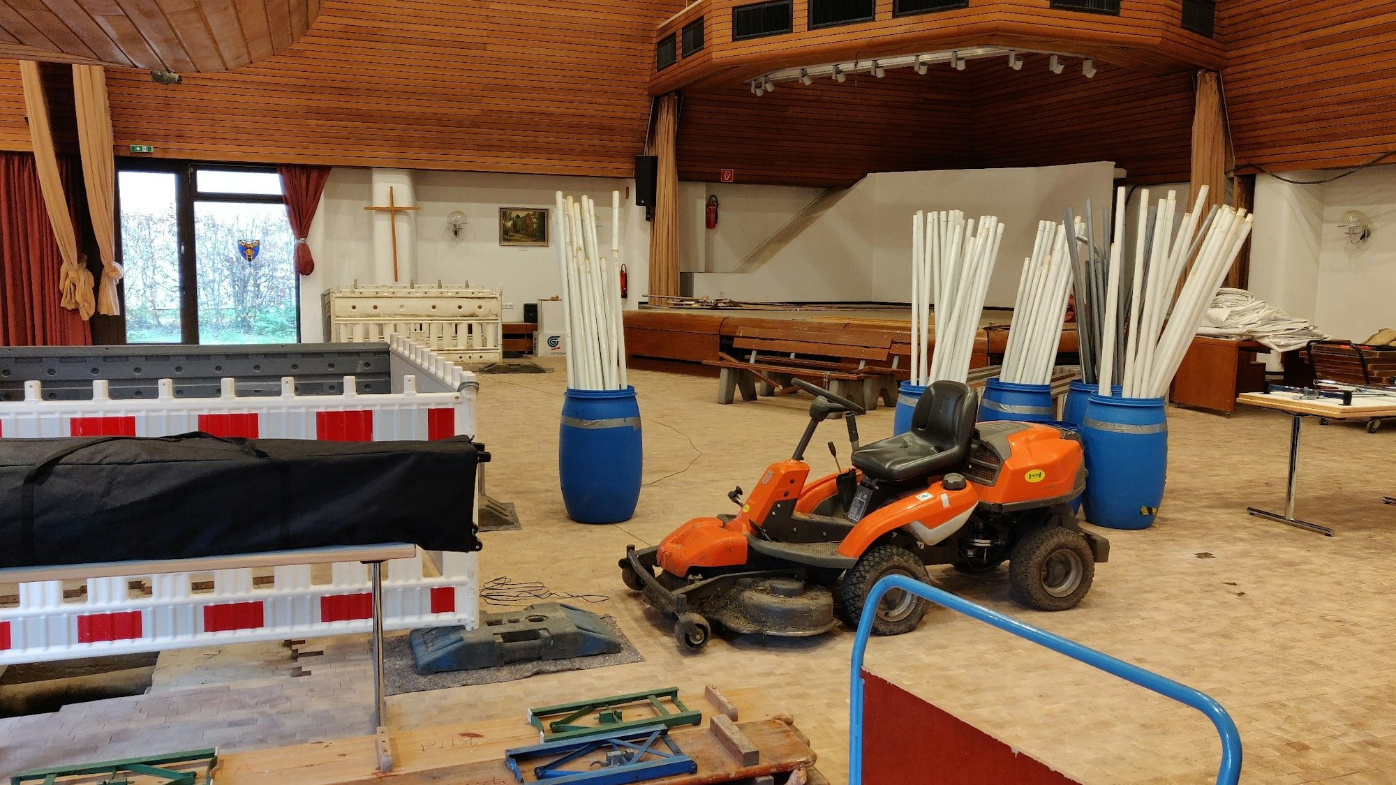 In dem 2021 überschwemmten evangelischen Gemeindesaal an der Marktstraße lagern Baumaterial und Werkzeuge vor der Bühne.