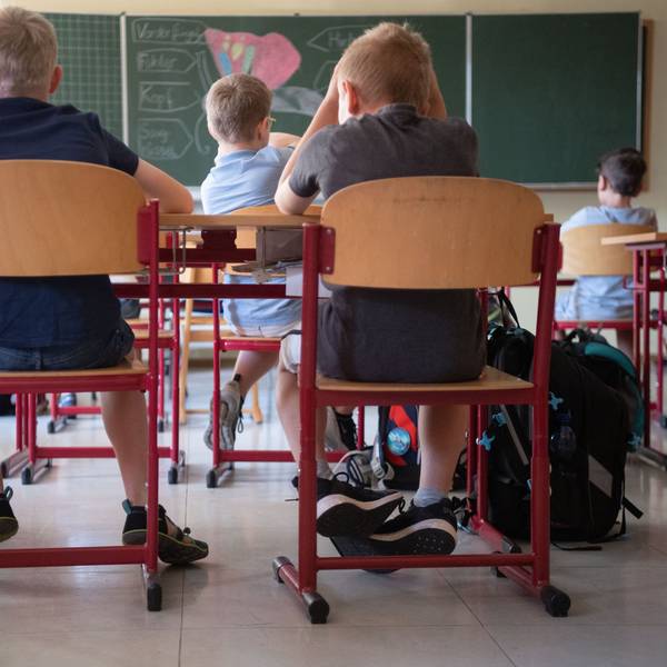 Schülerinnen und Schüler sitzen nebeneinander im Klassenraum einer Grundschule.