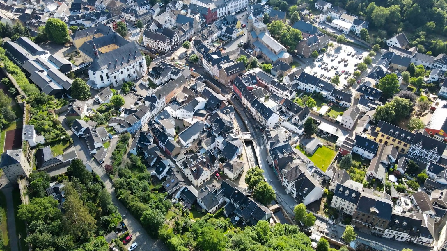 Das Luftbild zeigt die Kernstadt von Bad Münstereifel.