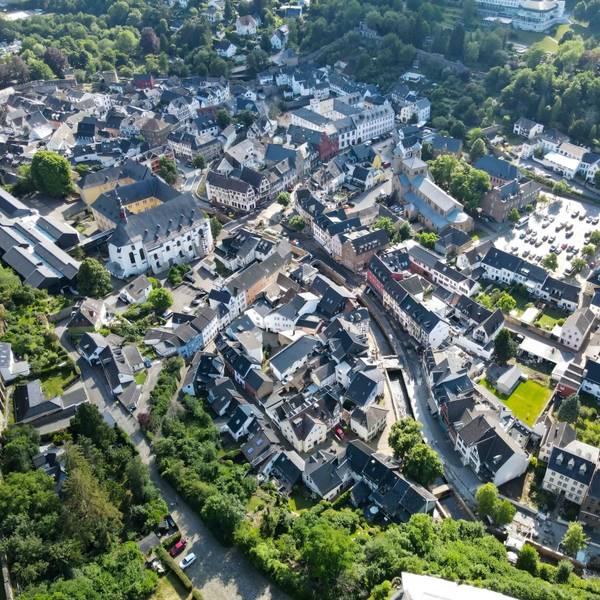 Eine Luftaufnahme aus dem Sommer 2022 von Bad Münstereifel.