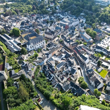 Eine Luftaufnahme aus dem Sommer 2022 von Bad Münstereifel.