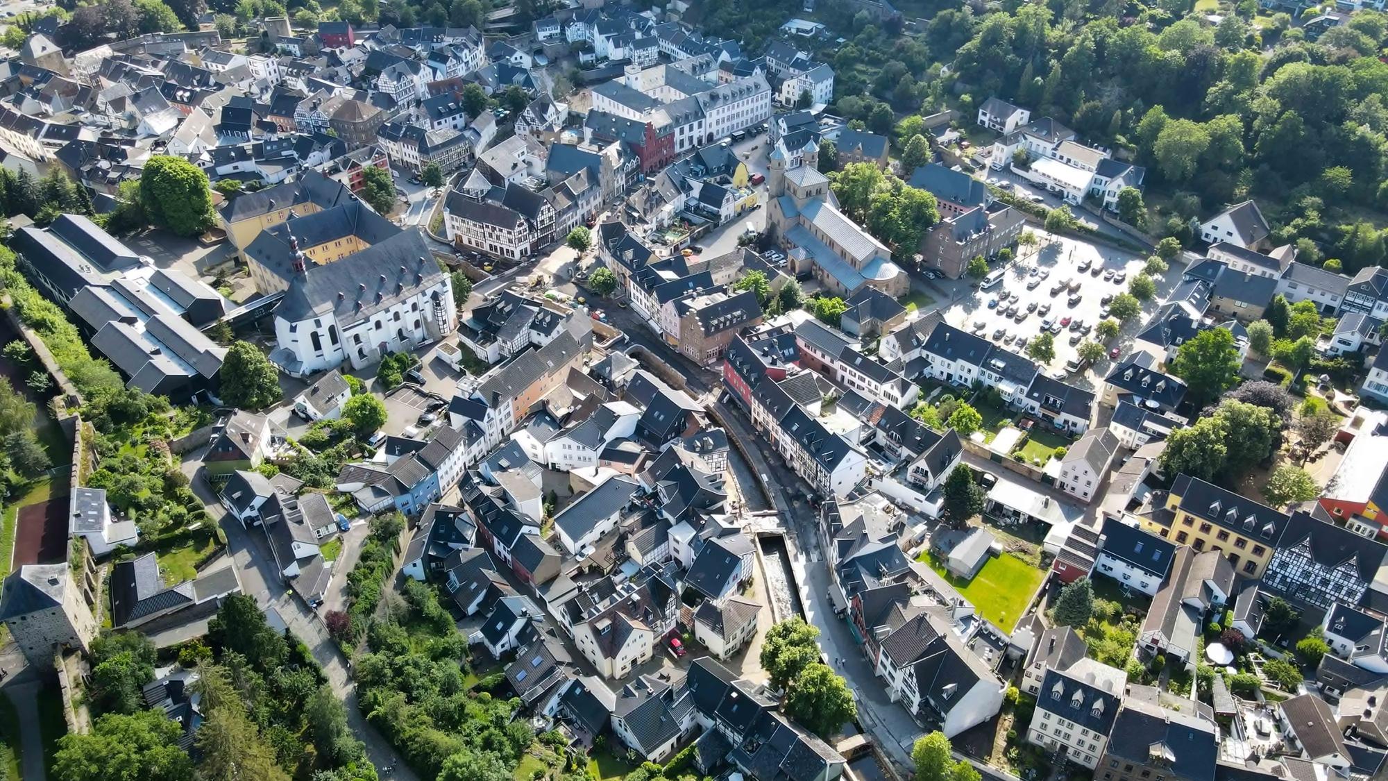 Das Luftbild zeigt die Kernstadt von Bad Münstereifel.