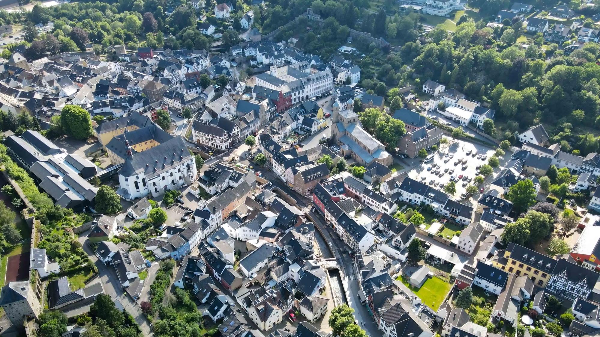 Eine Luftaufnahme aus dem Sommer 2022 von Bad Münstereifel.