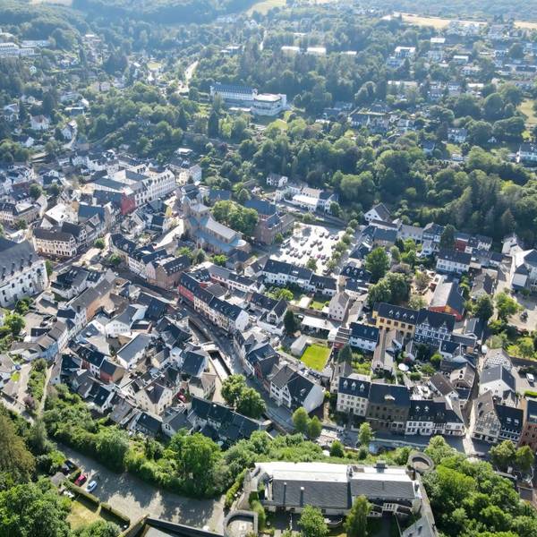 Ein Luftbild von Bad Münstereifel aus dem Sommer 2022.