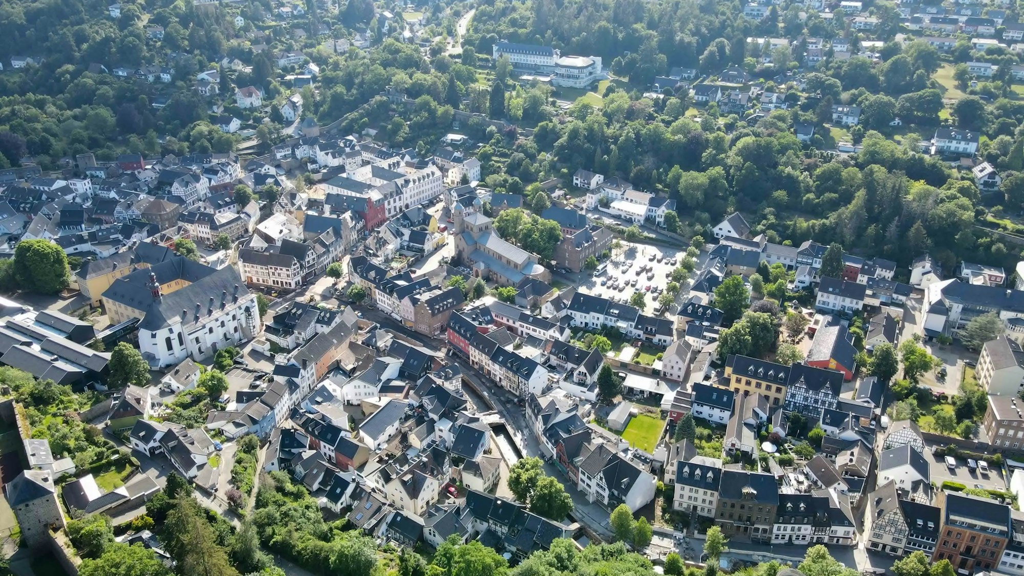 Ein Luftbild von Bad Münstereifel aus dem Sommer 2022.
