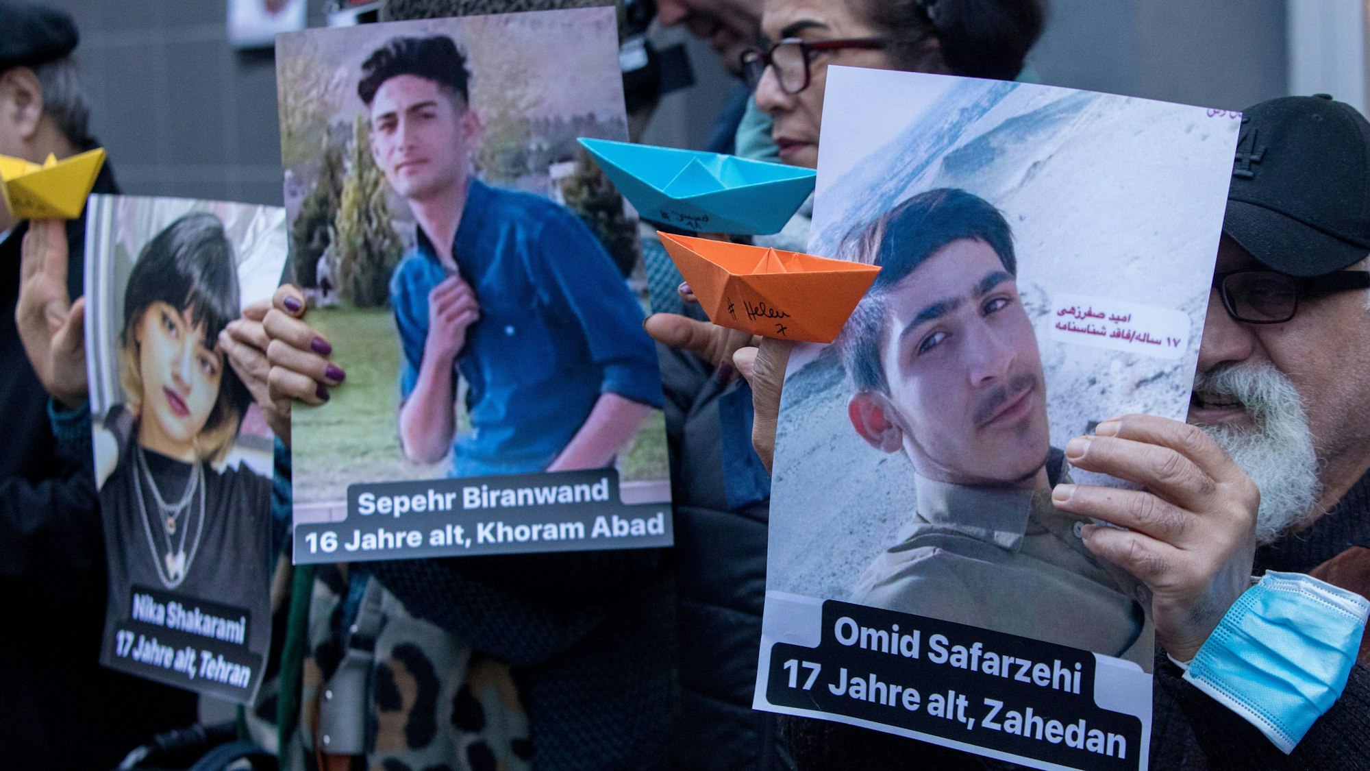 Kundgebung vor der Zentrale von Unicef Deutschland, die an das Schicksal von getöteten Kindern im Iran erinnern soll.
Foto: Michael Bause