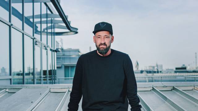 28.10.2022, Köln: Der Reggae Musiker Gentleman (Tilmann Otto) aus Köln, fotografiert vor einem Interview mit dem Kölner Stadtanzeiger auf einer Terrasse des Dorint Hotel Heumarkt in Köln. Foto: Thilo Schmülgen