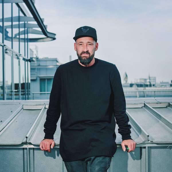 28.10.2022, Köln: Der Reggae Musiker Gentleman (Tilmann Otto) aus Köln, fotografiert vor einem Interview mit dem Kölner Stadt-Anzeiger auf einer Terrasse des Dorint Hotel Heumarkt in Köln. Foto: Thilo Schmülgen