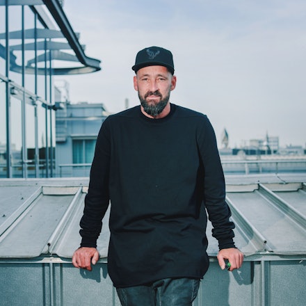 28.10.2022, Köln: Der Reggae Musiker Gentleman (Tilmann Otto) aus Köln, fotografiert vor einem Interview mit dem Kölner Stadt-Anzeiger auf einer Terrasse des Dorint Hotel Heumarkt in Köln. Foto: Thilo Schmülgen