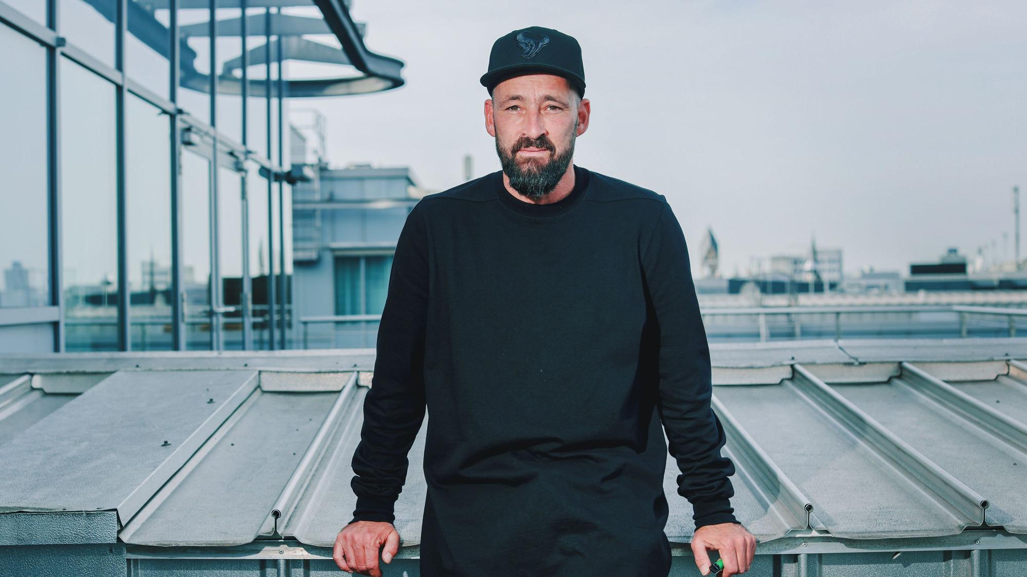 28.10.2022, Köln: Der Reggae Musiker Gentleman (Tilmann Otto) aus Köln, fotografiert vor einem Interview mit dem Kölner Stadtanzeiger auf einer Terrasse des Dorint Hotel Heumarkt in Köln. Foto: Thilo Schmülgen