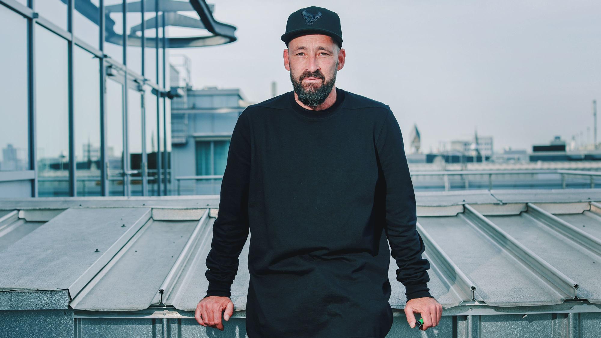 28.10.2022, Köln: Der Reggae Musiker Gentleman (Tilmann Otto) aus Köln, fotografiert vor einem Interview mit dem Kölner Stadt-Anzeiger auf einer Terrasse des Dorint Hotel Heumarkt in Köln. Foto: Thilo Schmülgen