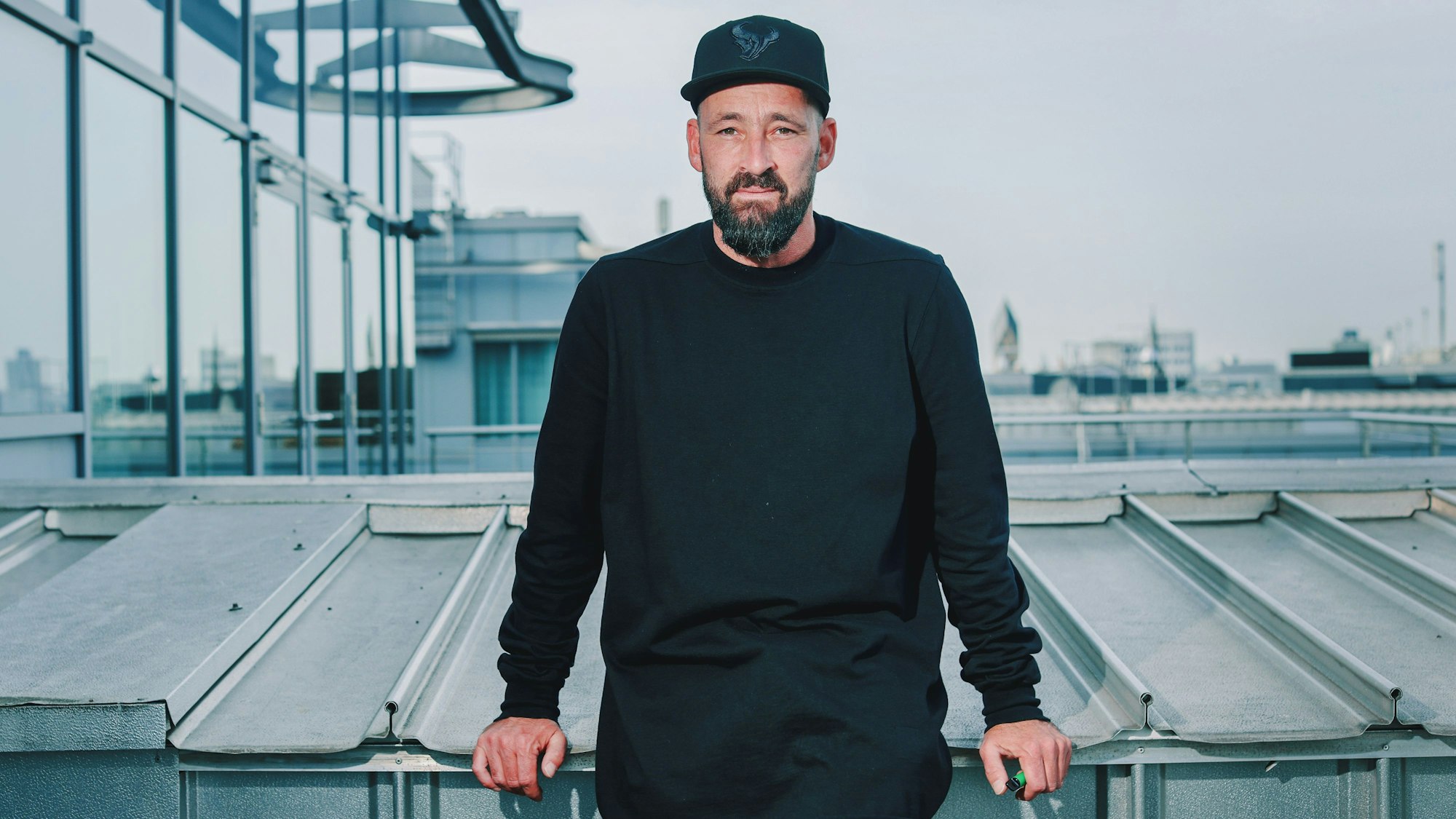 28.10.2022, Köln: Der Reggae Musiker Gentleman (Tilmann Otto) aus Köln, fotografiert vor einem Interview mit dem Kölner Stadt-Anzeiger auf einer Terrasse des Dorint Hotel Heumarkt in Köln. Foto: Thilo Schmülgen