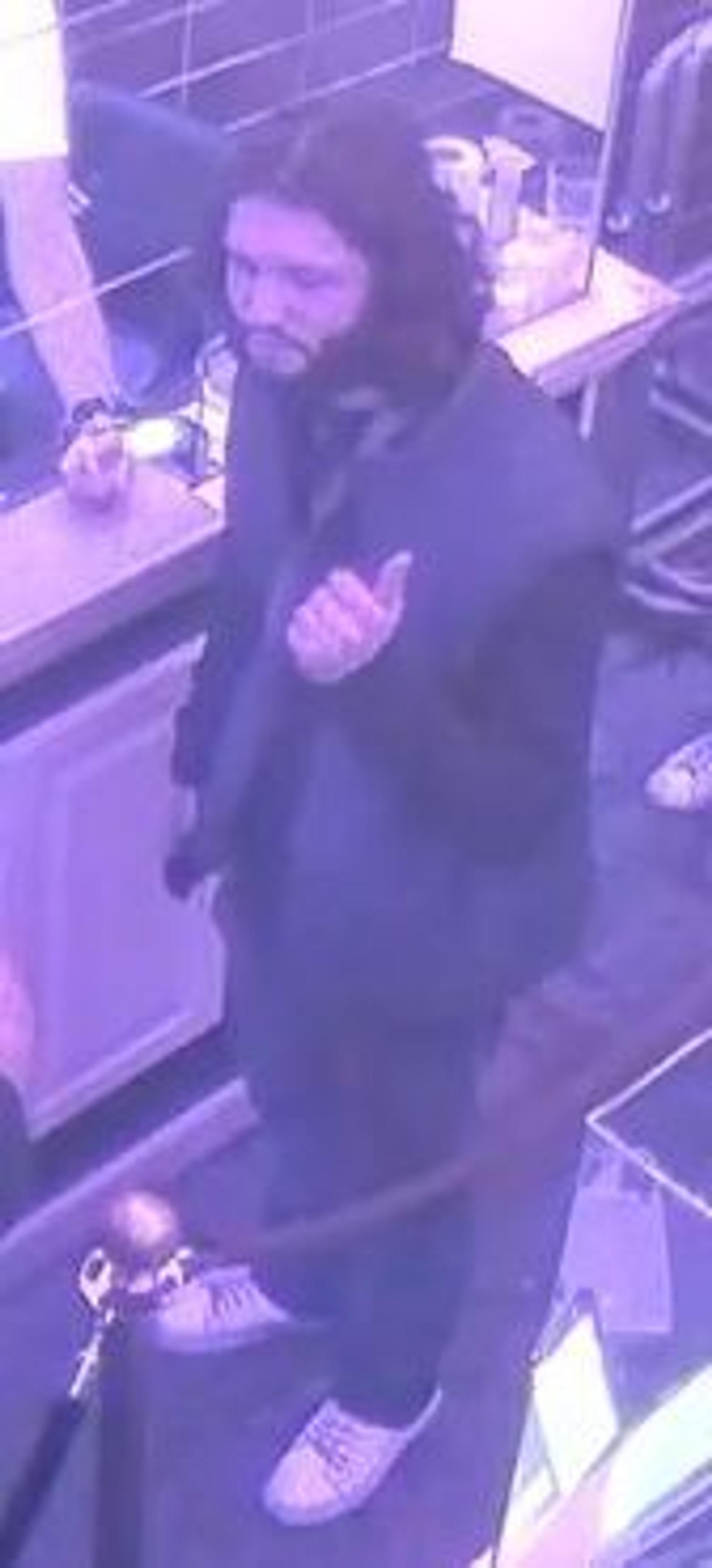 Auf dem Bild ist der Tatverdächtige zu sehen, der am 30. August einen 23-Jährigen mit einem Messer auf der Roonstraße verletzt haben soll.