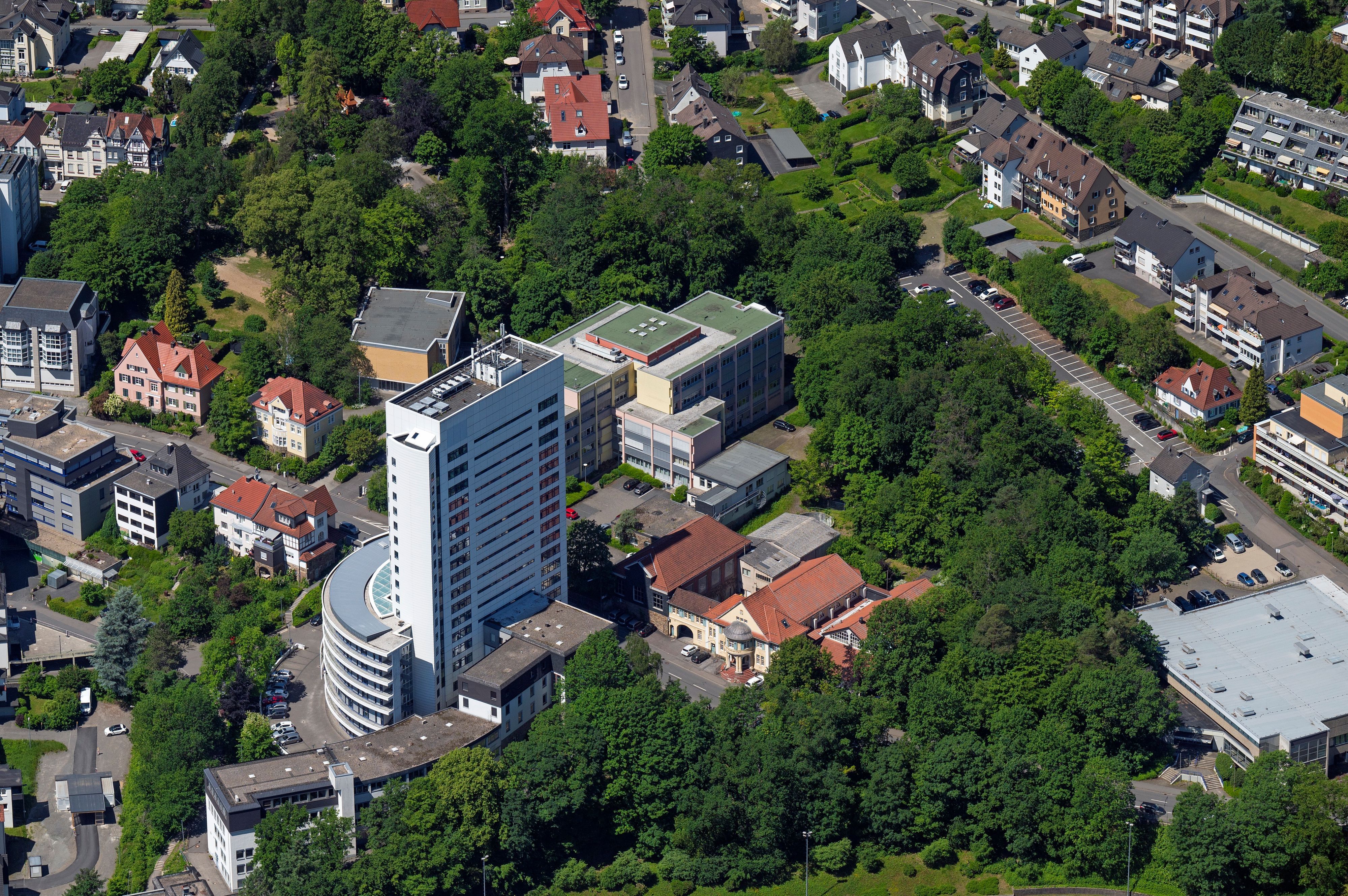 14.06.2012, Gummersbach, Moltkestraße
Luftbild vom Hohenzollernbad, das zu einem Bergischen Forum für Wissen und Kultur umgebaut werden soll