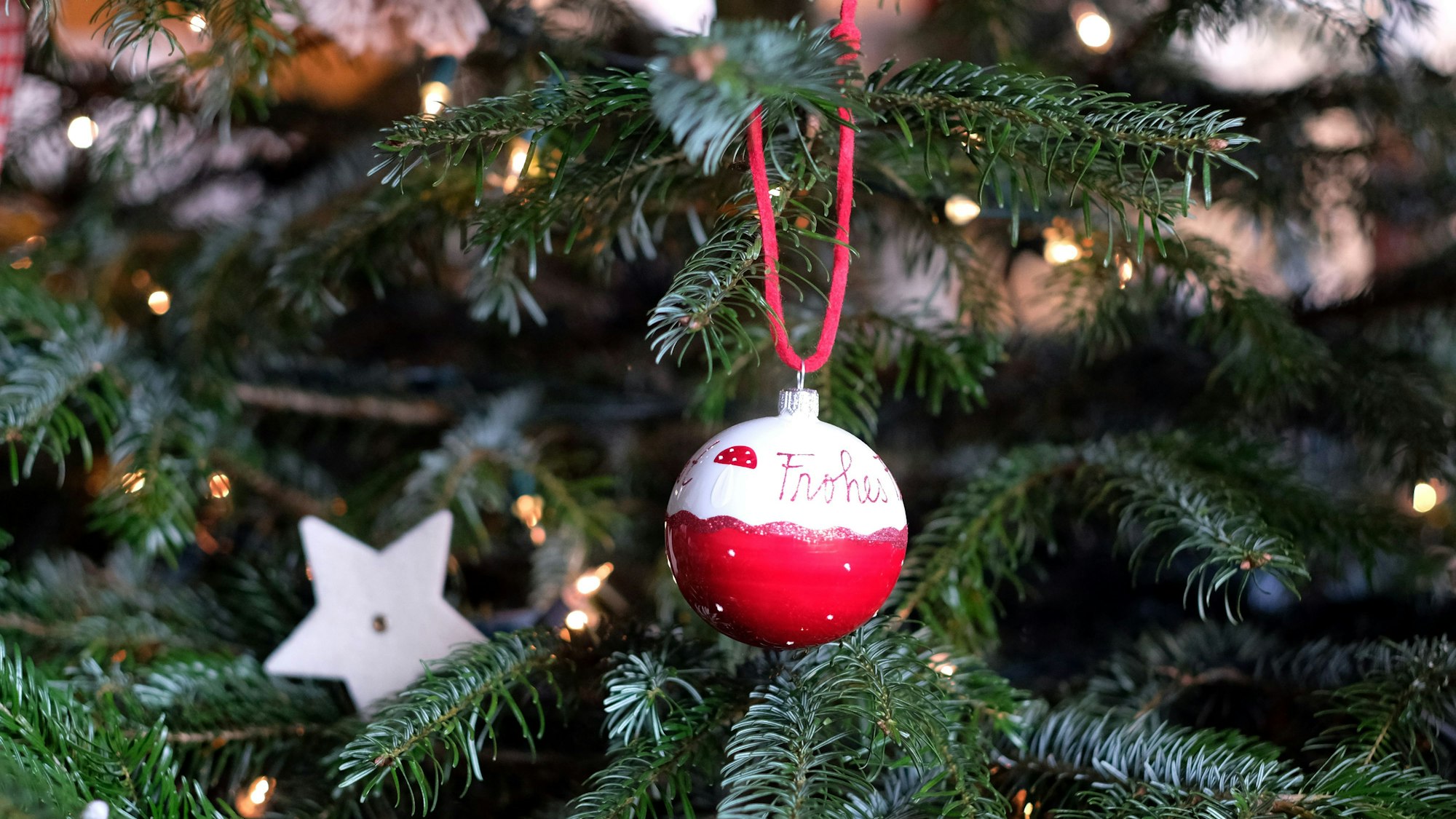 Geschmückter Tannenbaum mit Kugel
