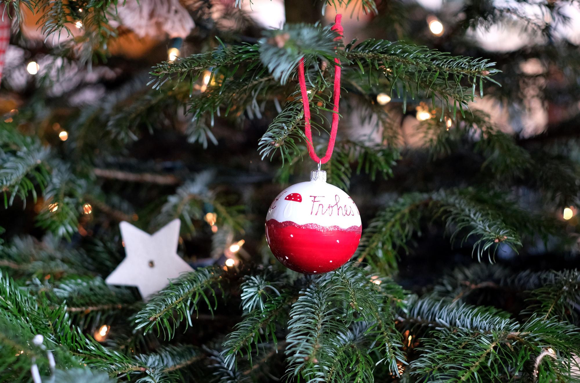 Geschmückter Tannenbaum mit Kugel