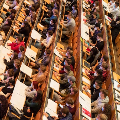 Studierende nehmen an einer Vorlesung im Audimax der Technischen Universität München (TUM) teil.
