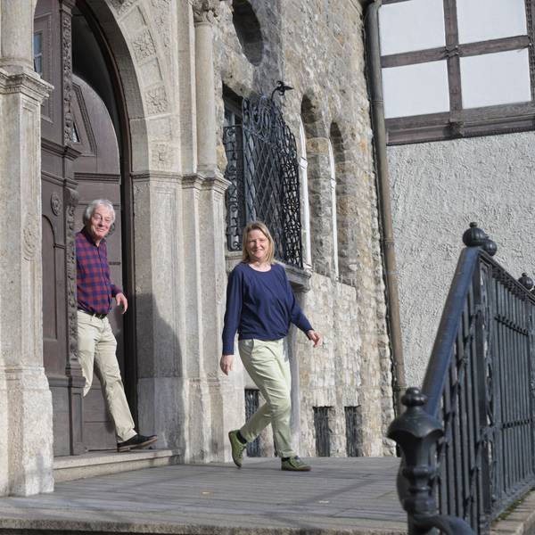 Klaus Waldschmidt (SPD) und Theresia Meinhardt (Grüne) kommen aus dem Rathaus in Bergisch Gladbach.