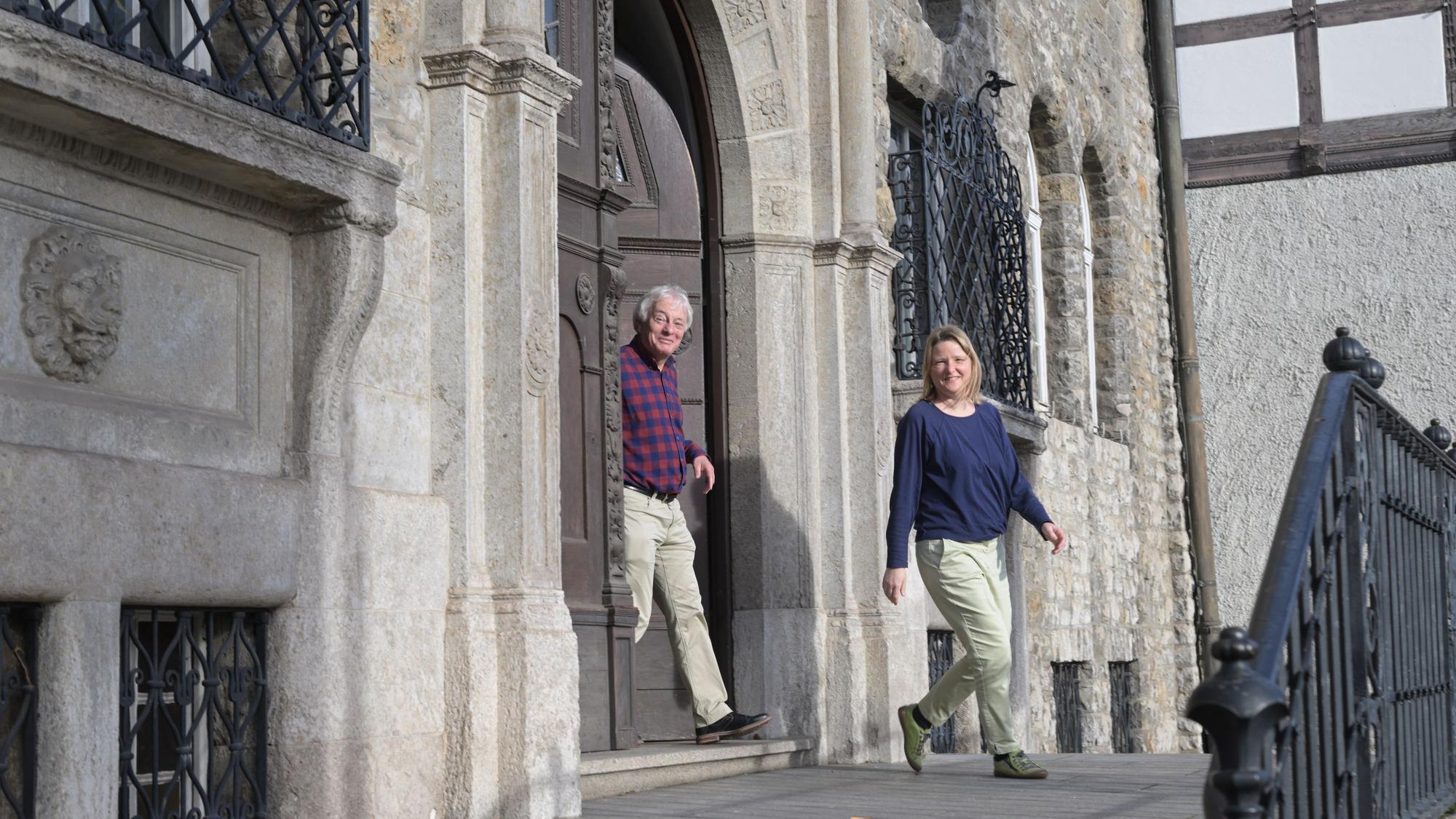 Klaus Waldschmidt (SPD) und Theresia Meinhardt (Grüne) verlassen das Rathaus nach der Stellungnahme zum Ende der Ampel.