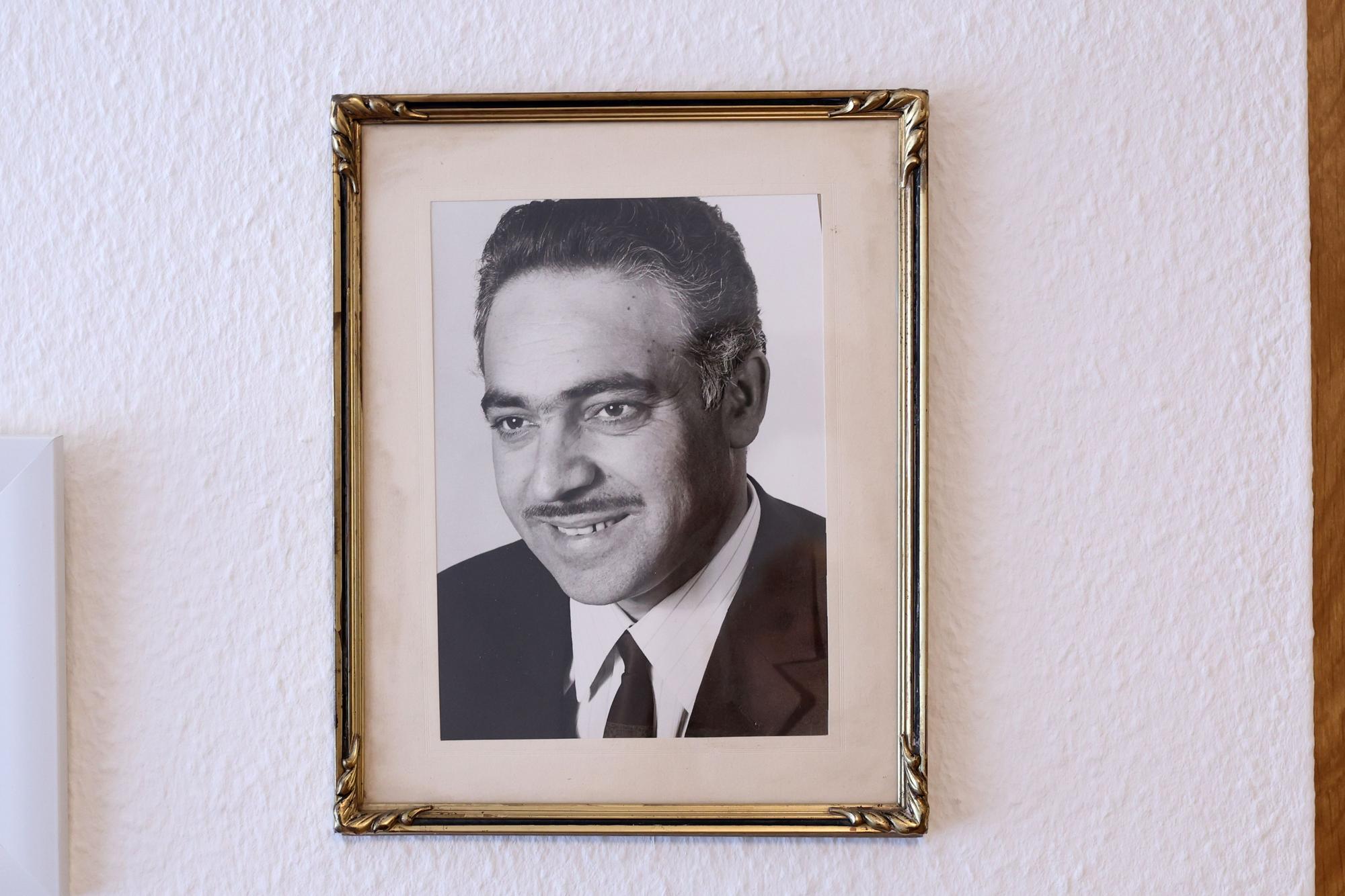 Ein Schwarz-Weiß-Bild zeigt den Musiker Metin Türköz als jüngeren Mann.