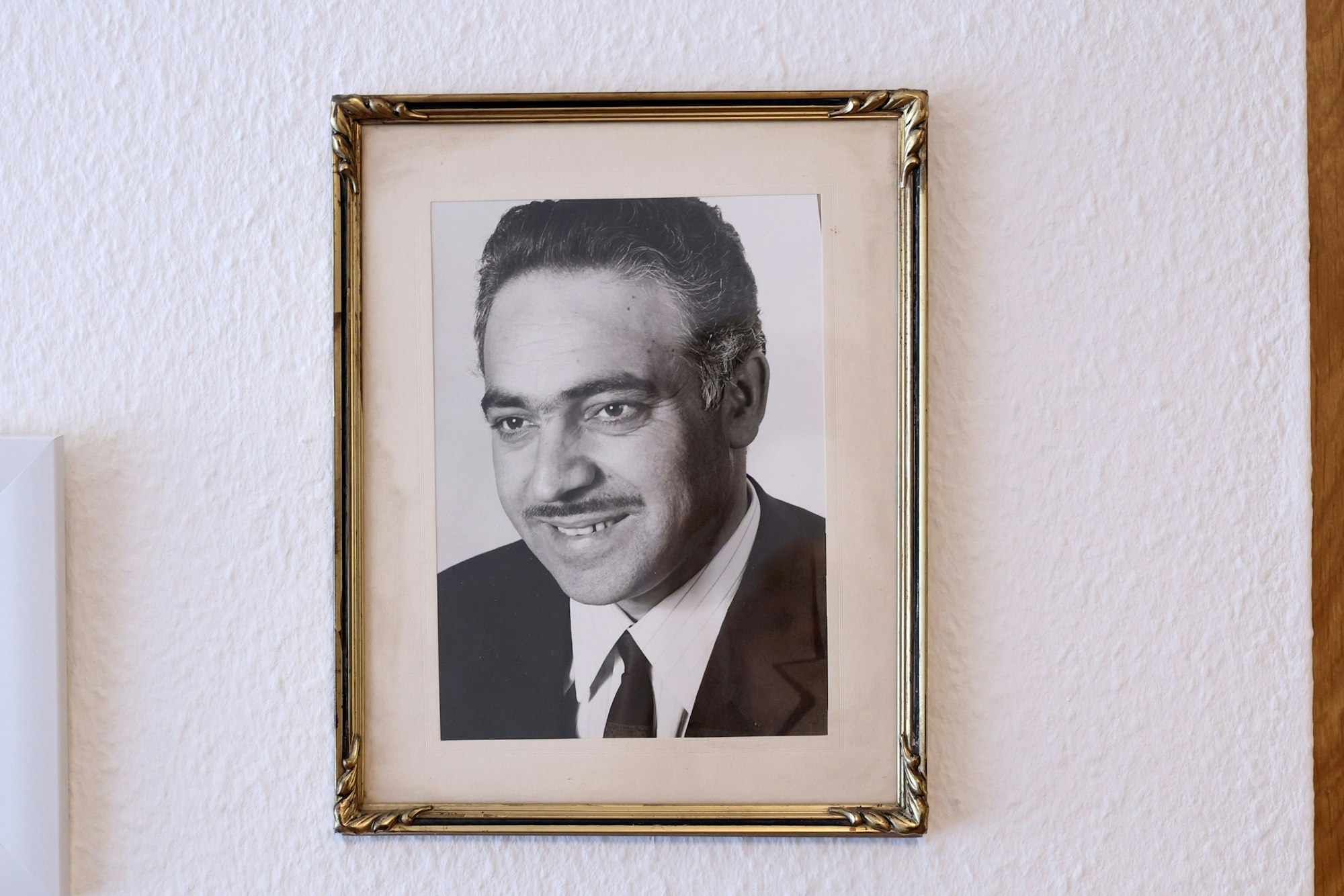 Ein Schwarz-Weiß-Bild zeigt den Musiker Metin Türköz als jüngeren Mann.