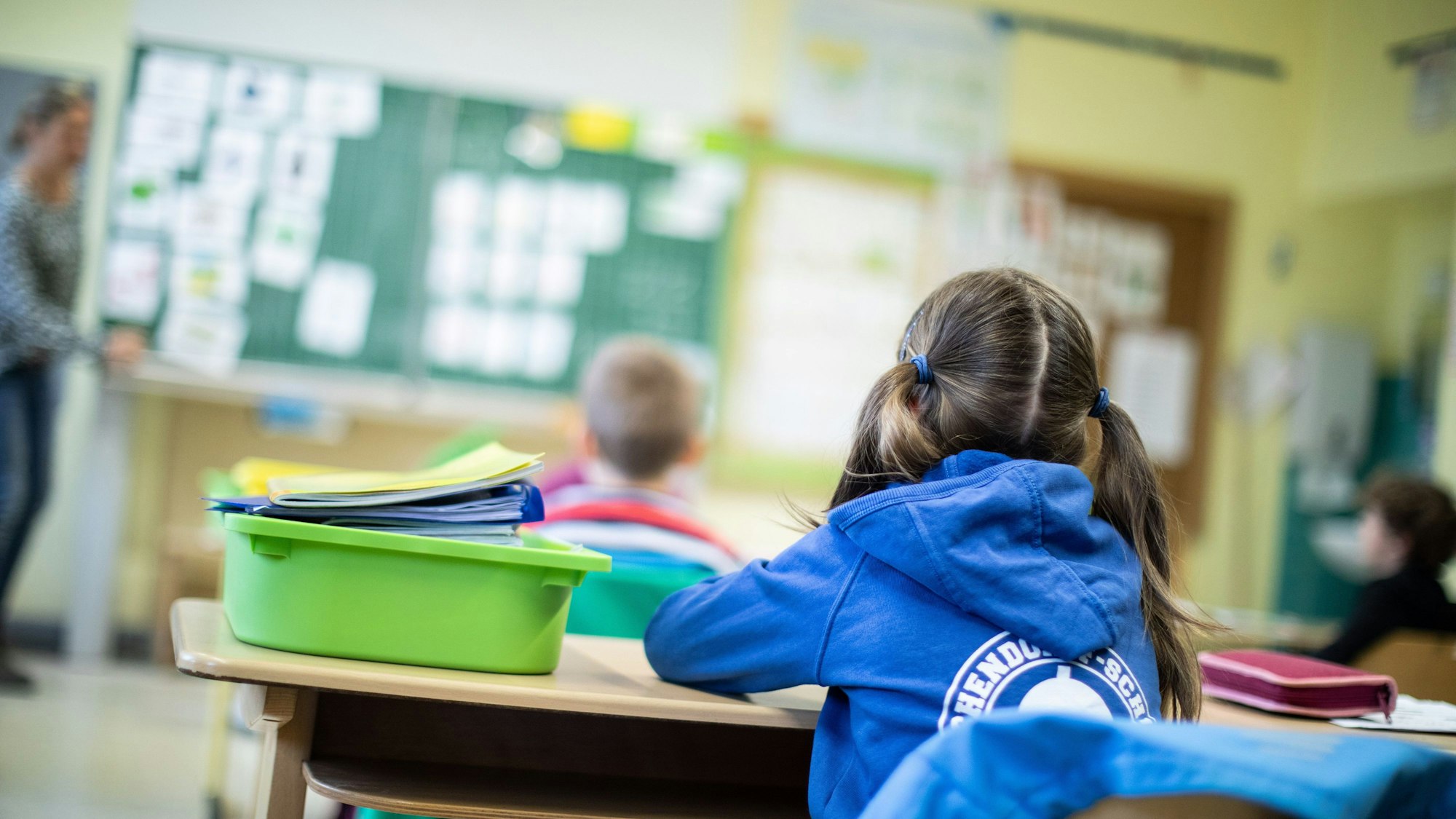 Schülerinnen und Schüler einer nordrhein-westfälischen Grundschule sitzen in ihrem Klassenraum - an den Schulen in Nordrhein-Westfalen sind aktuell rund 8000 Lehrerstellen nicht besetzt.