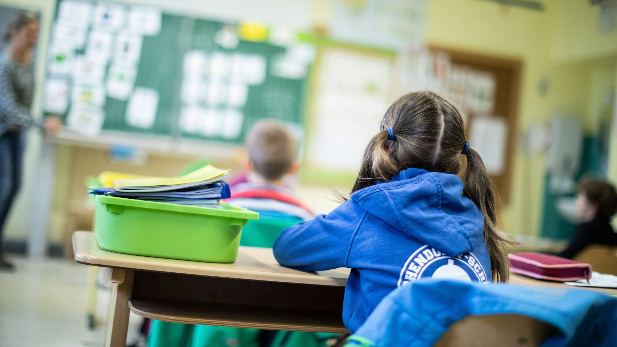 An Schulen fehlen rund 8000 Lehrerinnen und Lehrer.
