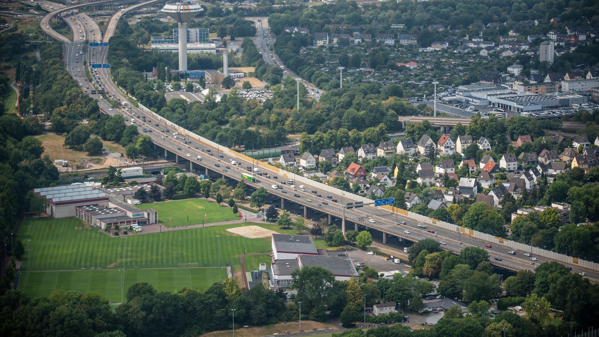 Die Autobahn 1 auf der Stelze.