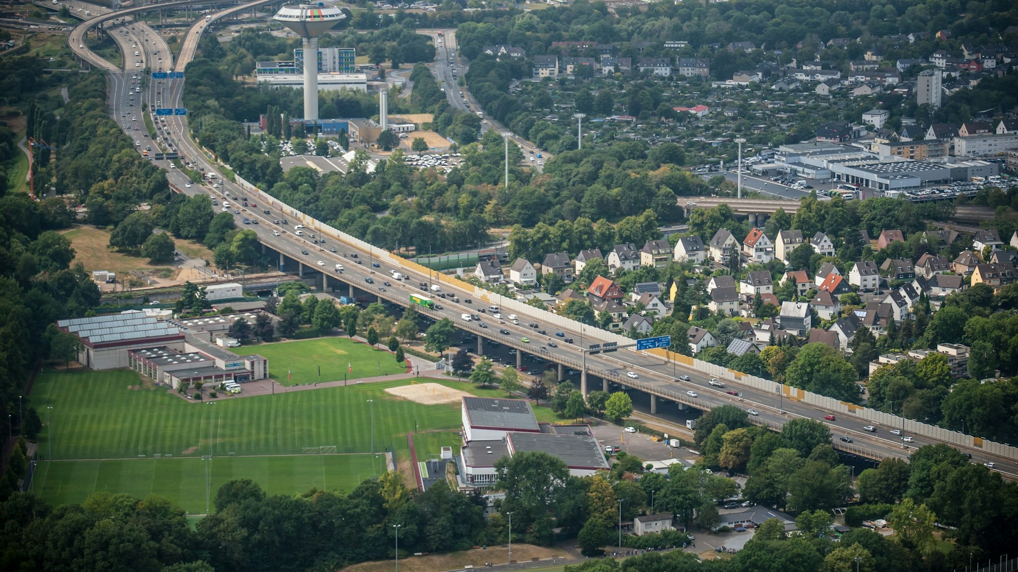 Die Autobahn 1 auf der Stelze.