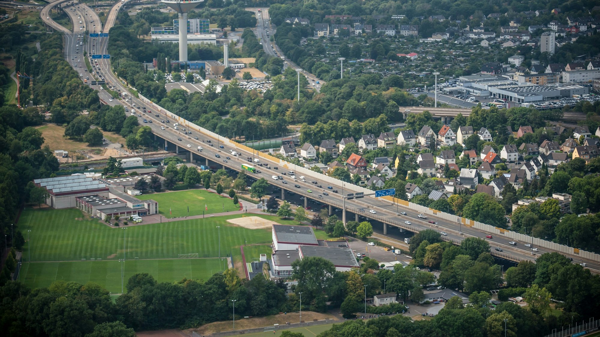 Die Autobahn GmbH prüft ab Montag, 24. März, den Zustand der Stelze. (Archivbild)