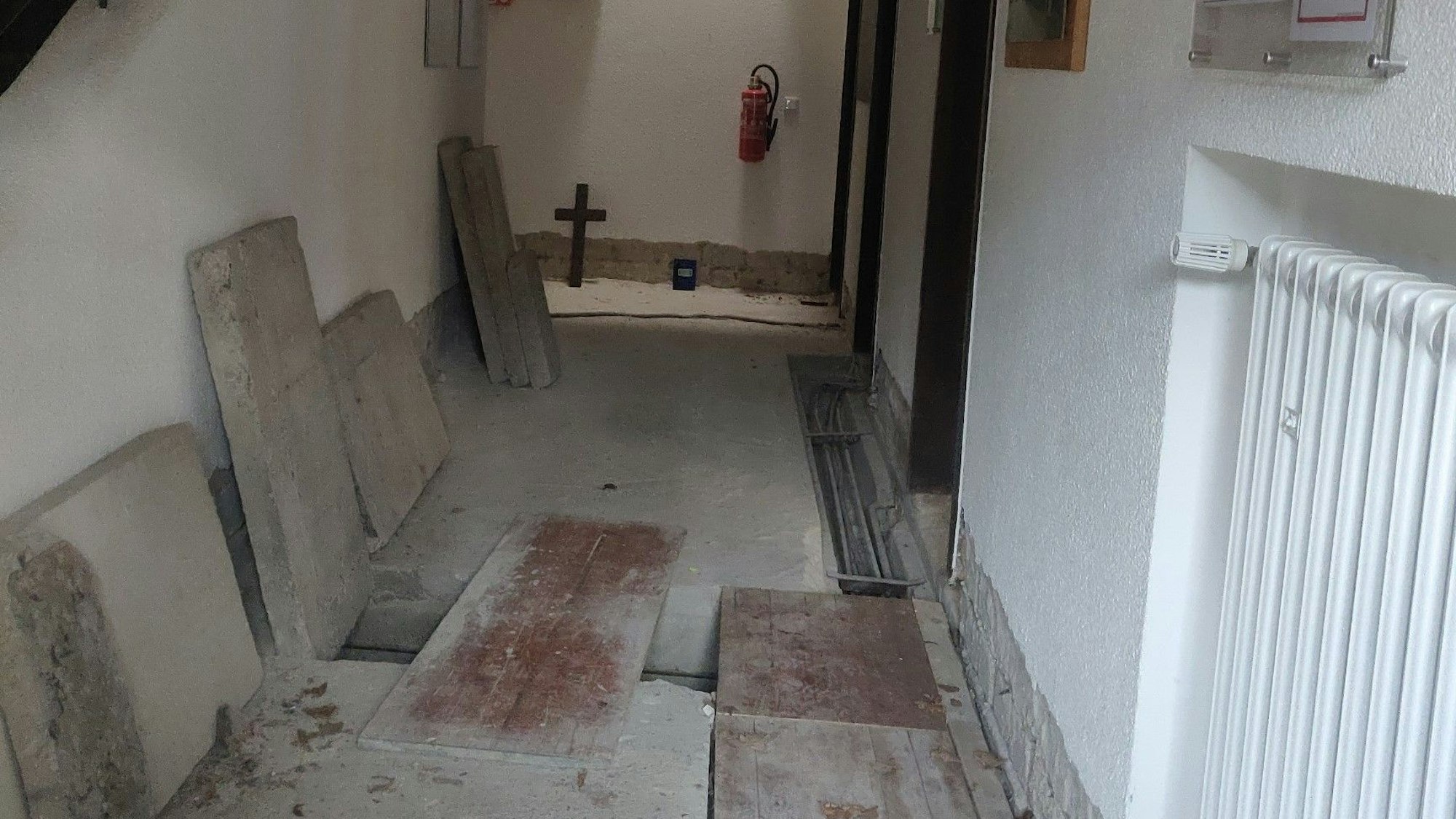 Die Baustelle des Büros im Gemeindehaus mit aufgerissenem Boden.