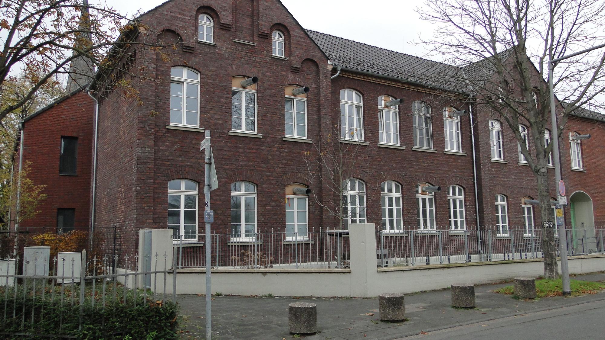 Aus einem Backsteingebäude ragen Rohre.