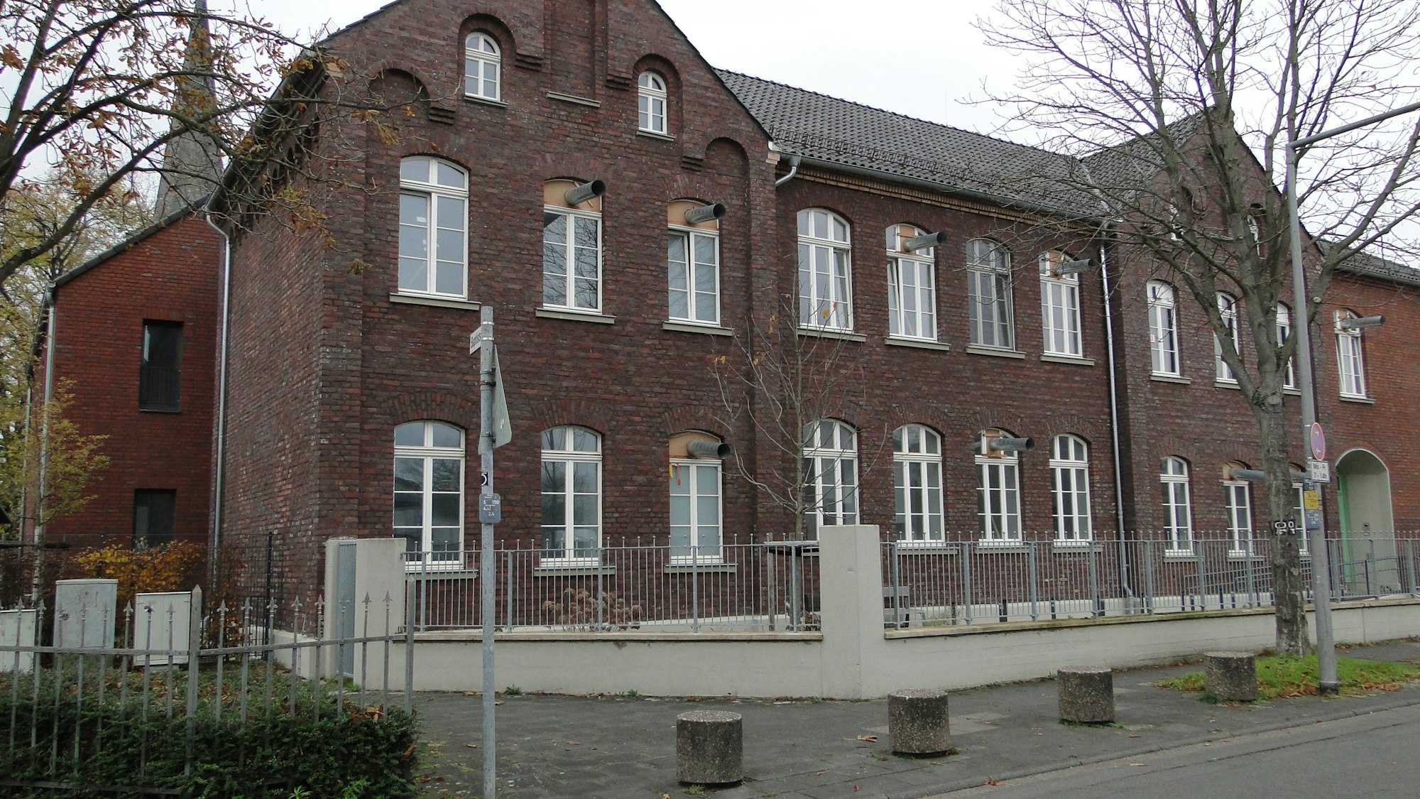 Aus einem Backsteingebäude ragen Rohre.