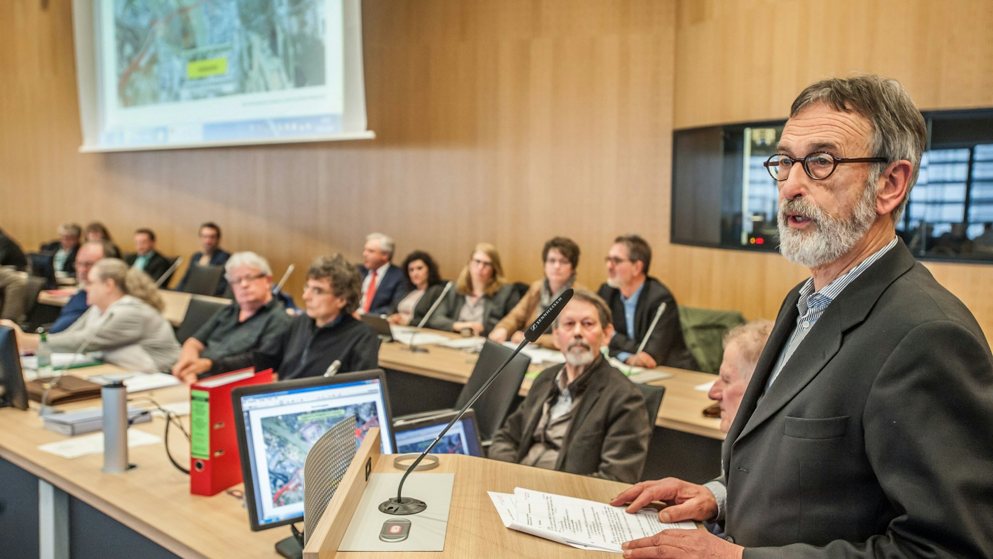 Kombilösung Vorstellung im Rat. Helmut Hesse Foto: Ralf Krieger