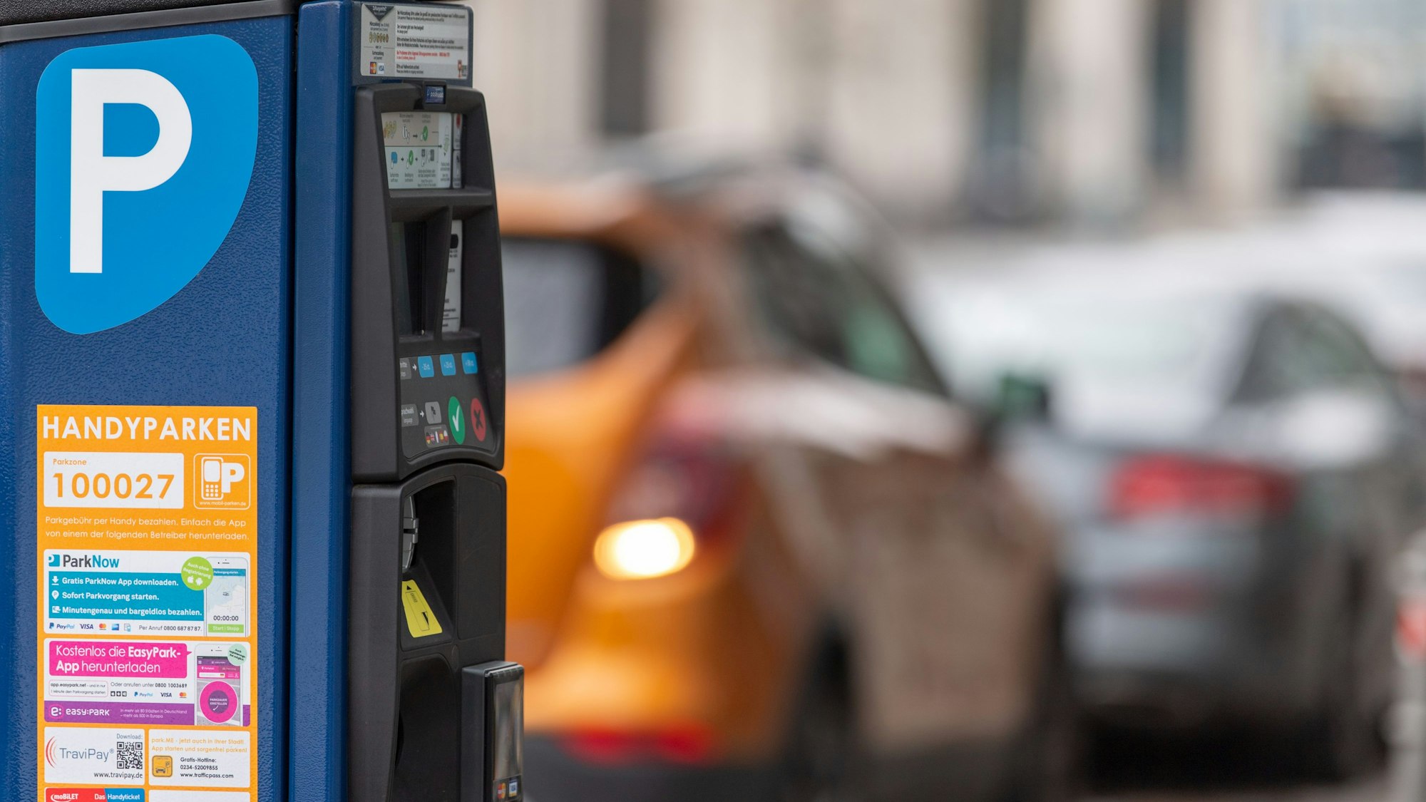 Ein Parkscheinautomat steht am Straßenrand in der Innenstadt.