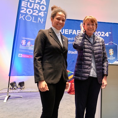 Ex-Nationalspielerin Célia Šašić (v.l.), Oberbürgermeisterin Henriette Reker und EM-Turnierdirektor Philipp Lahm in der Piazetta im Kölner Rathaus Foto: Christian Festag