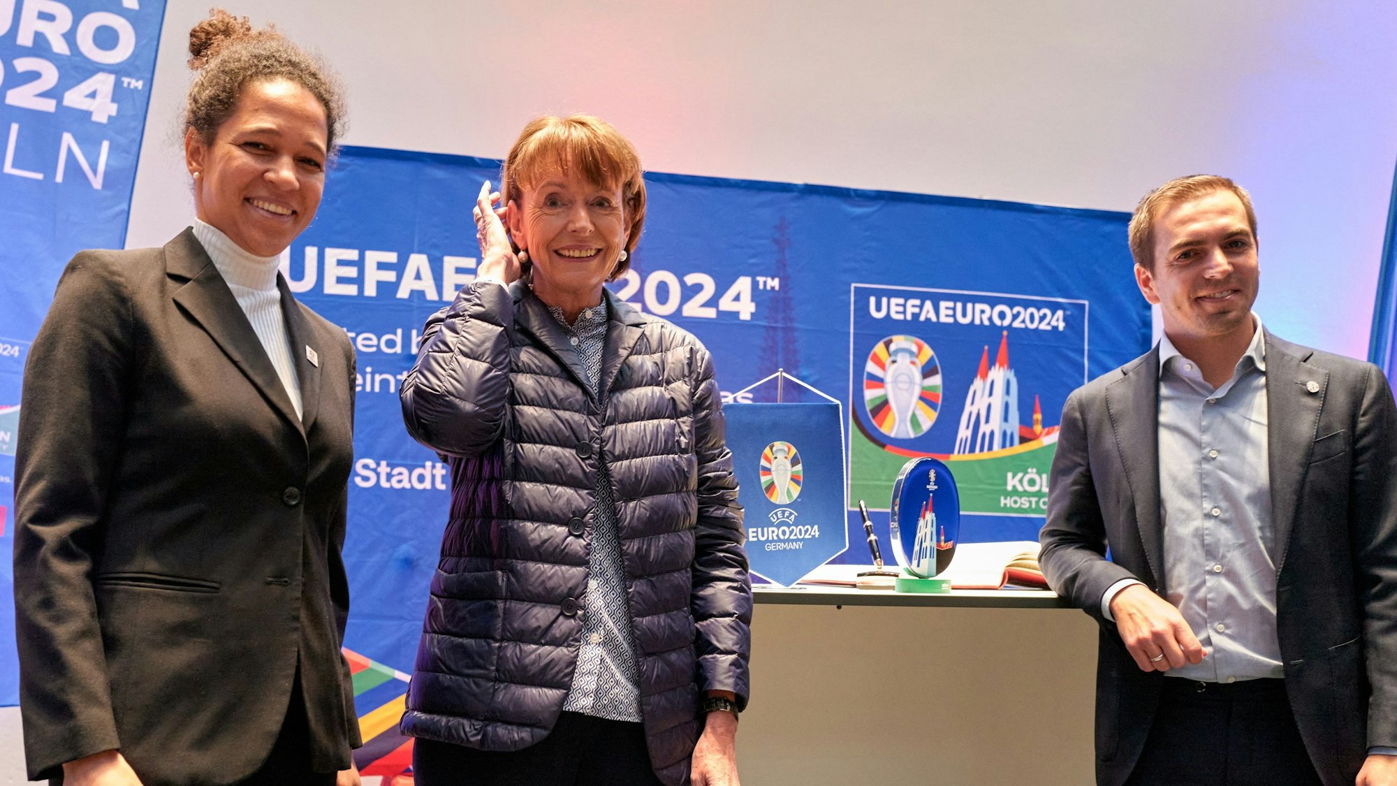 Ex-Nationalspielerin Célia Šašić (v.l.), Oberbürgermeisterin Henriette Reker und EM-Turnierdirektor Philipp Lahm in der Piazetta im Kölner Rathaus Foto: Christian Festag
