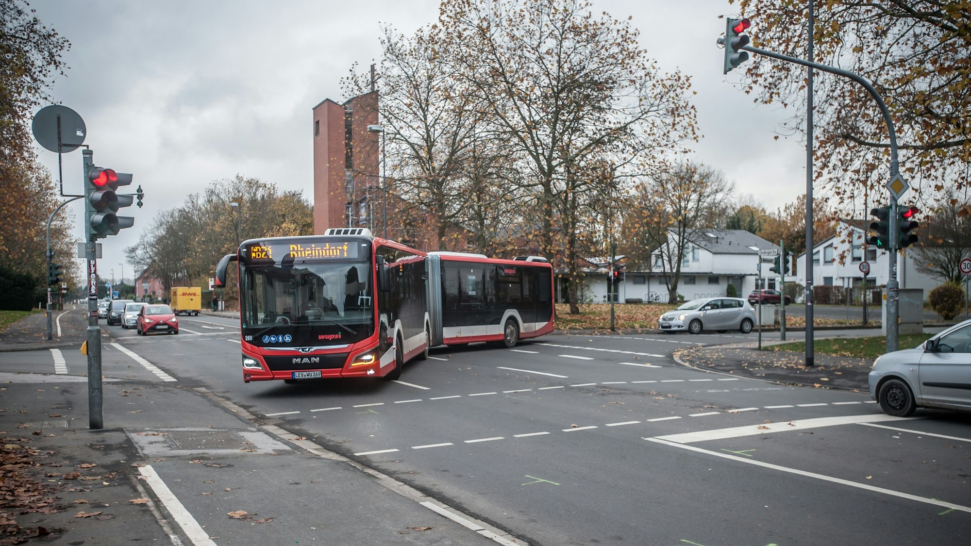 Hier überfuhr ein Linienbus der Wupsi am 30.11.2022 einen Mann, als er aus der Netzestraße nach links auf die Solinger Straße abgebogen ist.