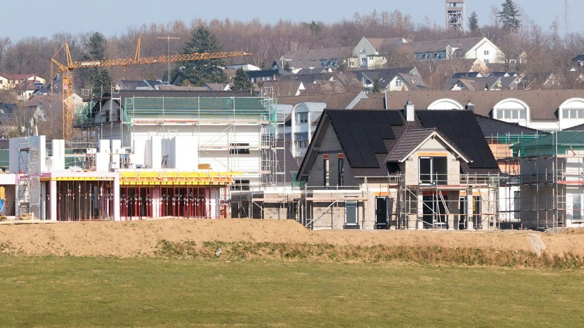 Häuser entstehen in einem Baugebiet in Nümbrecht.