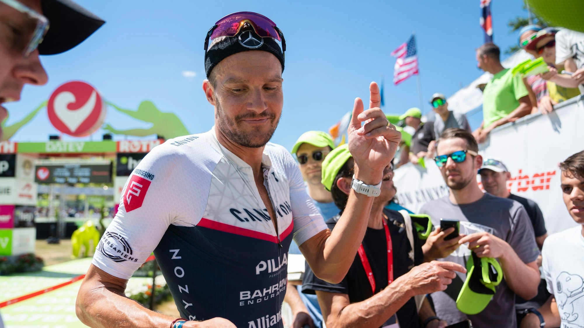 Der deutsche Triathlet Jan Frodeno (M) gibt bei der diesjährigen Triathlon Challenge Roth Autogramme.