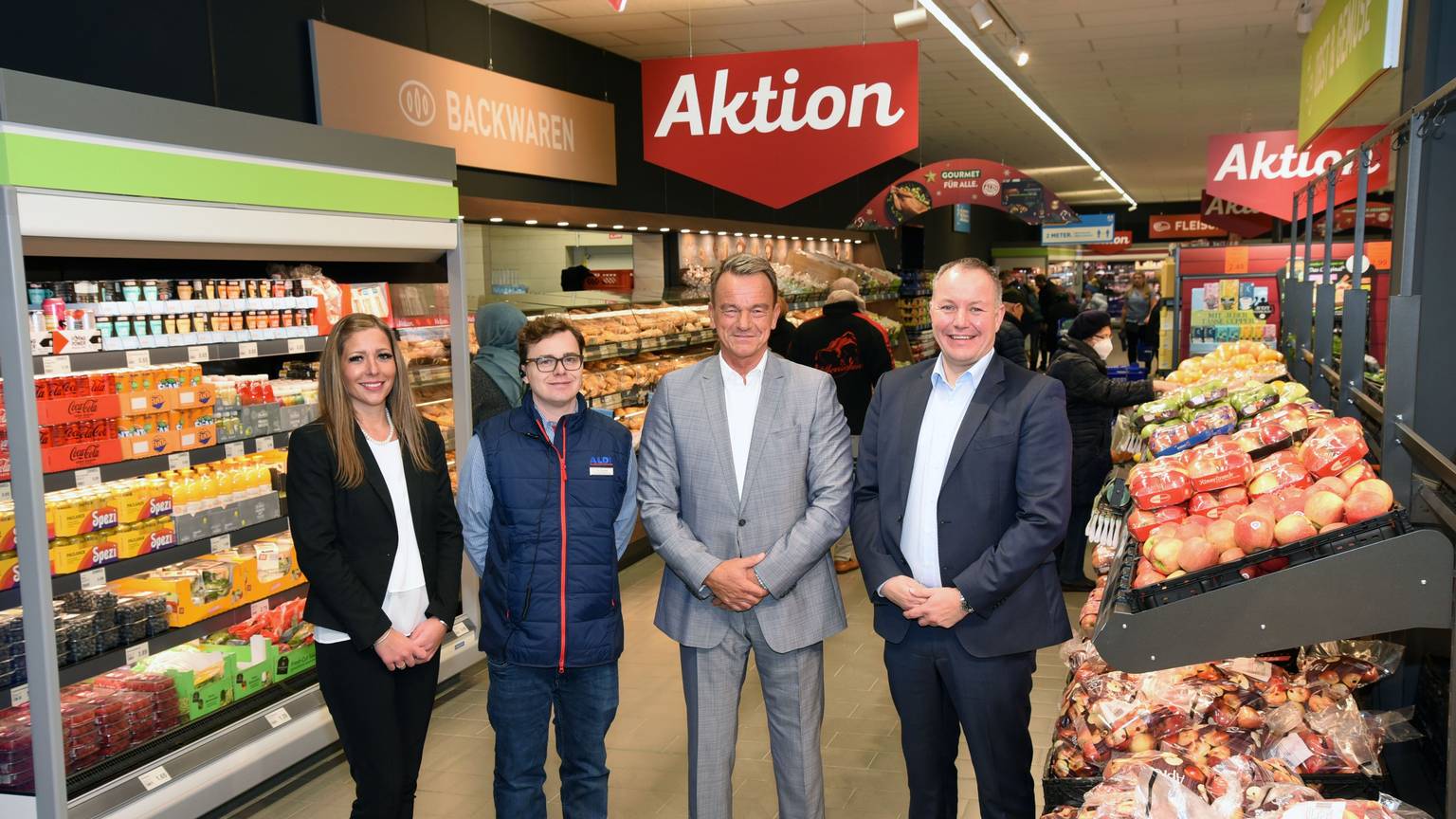Blick in den Eingangsbereich des neuen Aldis an der Kölner Straße in Bergneustadt: Mandy Vaupel, Jean-Pierre Dunkel, Dirk Heesen und Tim Heynck machen zufriedene Mienen.