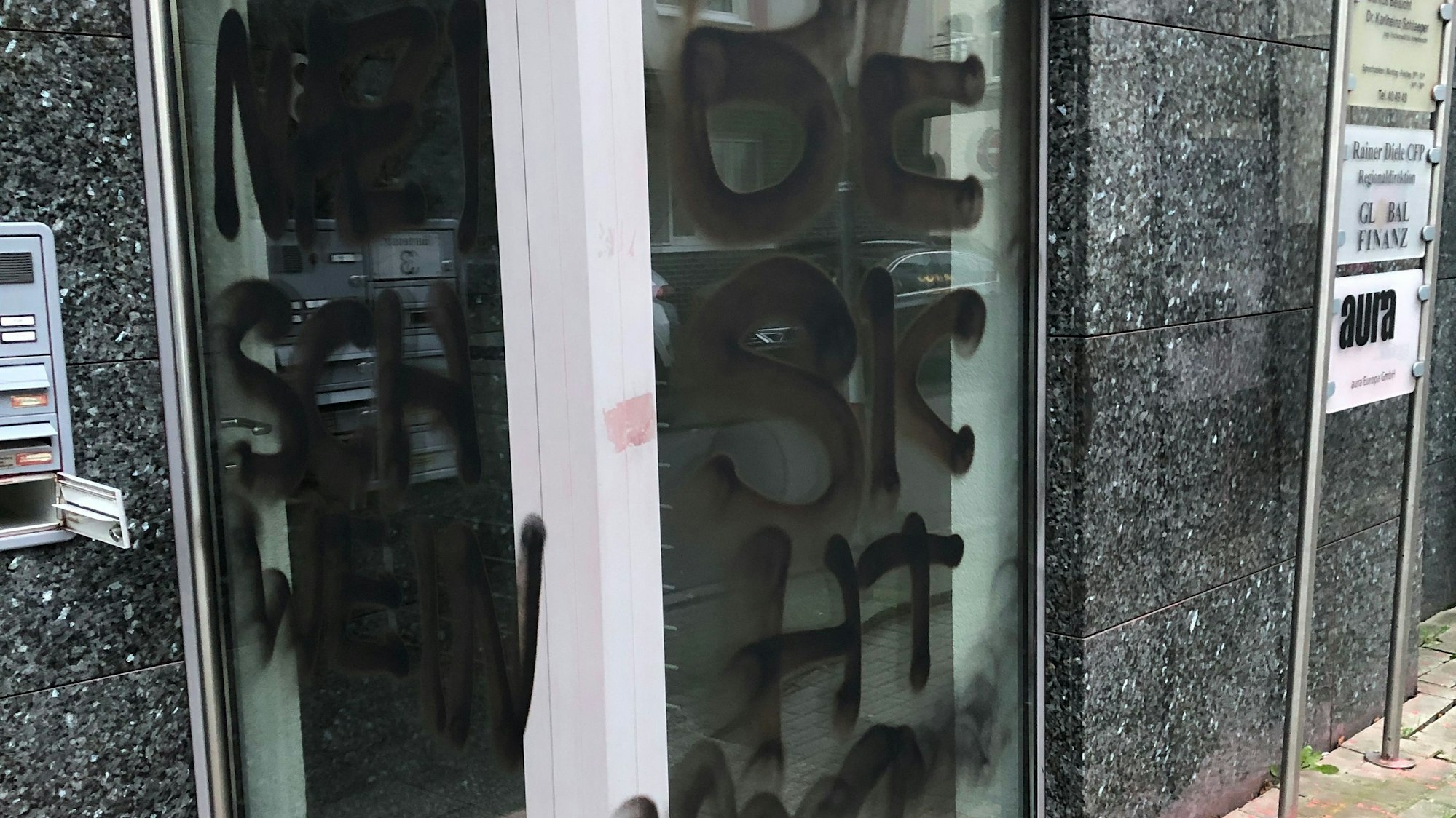 „Nazischwein Beisicht“ steht an der Kanzleitür des rechtsextremistischen Anwalts Markus Beisicht.