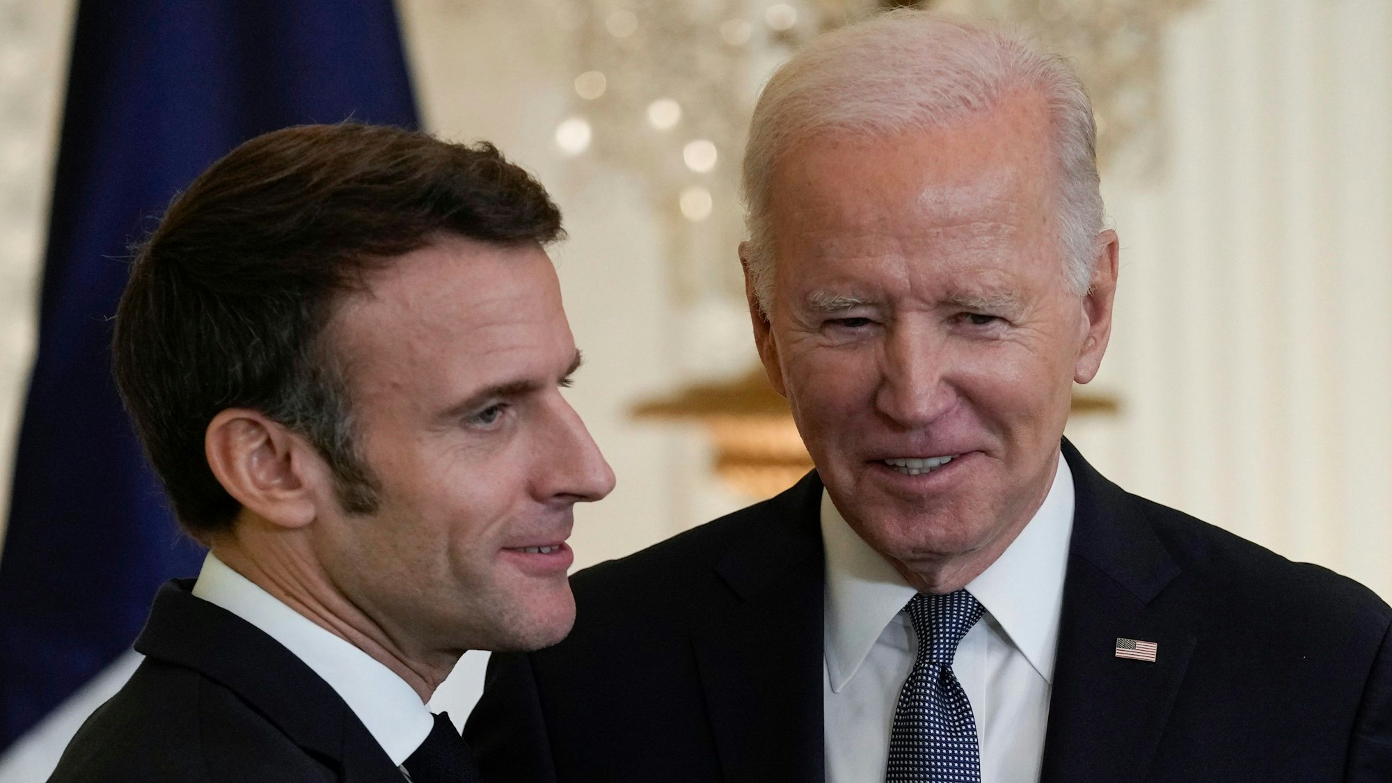 Joe Biden (r), Präsident der USA, und Emmanuel Macron, Präsident von Frankreich.