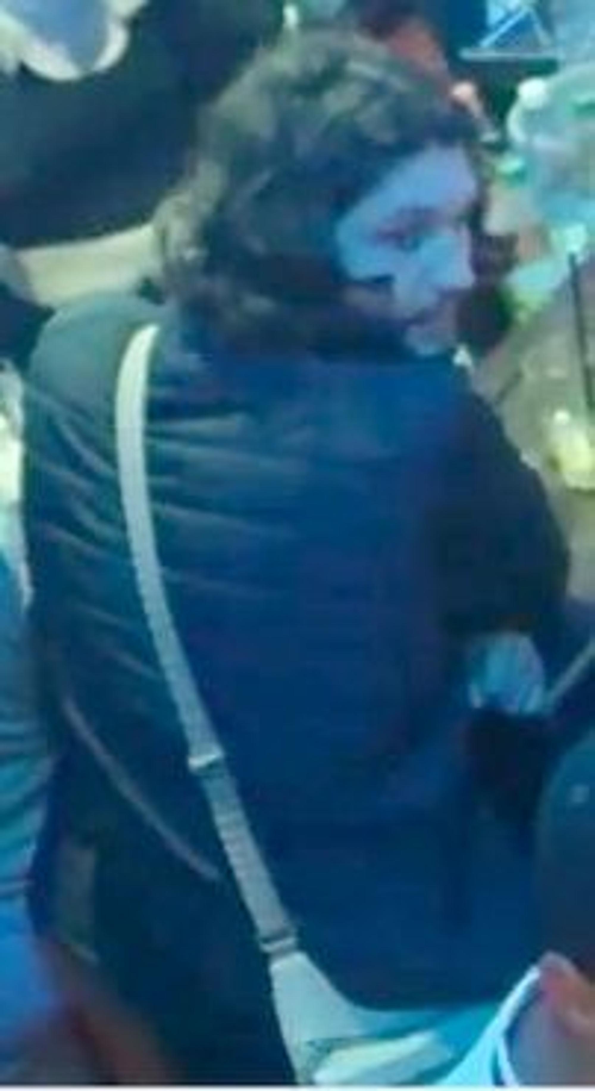 Polizei sucht Tatverdächtigen mit Bildern aus Überwachungskamera - Öffentlichkeitsfahndung. Der Täter hatte am 30. August einen 23-Jährigen mit einem Messer auf der Roonstraße verletzt.