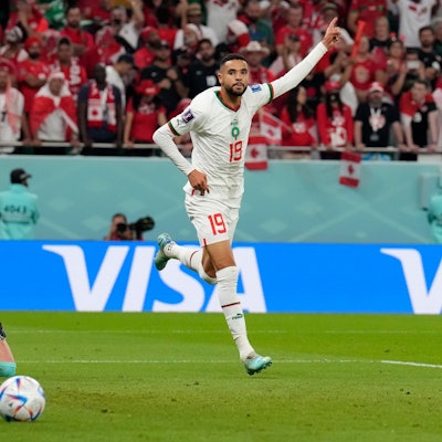 Marokkos Youssef En-Nesyri (r) jubelt nach seinem zweiten Treffer gegen Kanadas Torhüter Milan Borjan.